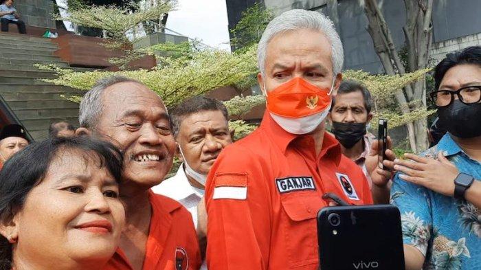 Ekspresi Ganjar Pranowo yang Terkejut Ada Dua Warga Selfie di Sebelahnya saat Wawancara